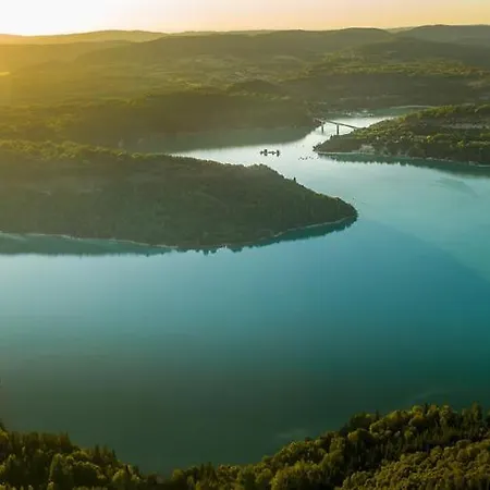 L'orgeletaine : Grande Maison Au Milieu Des Lacs Du Jura *